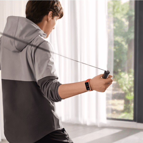 Hombre saltando la cuerda Huawei Band 6 ejercicio 