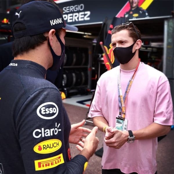Tom Holland y Checo Pérez platicando Gran Premio de Mónaco Fórmula 1 