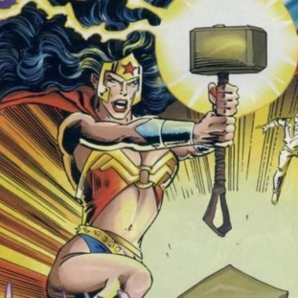 Mujer maravilla levanta martillo de Thor. Avengers vs La Liga de la Justicia 