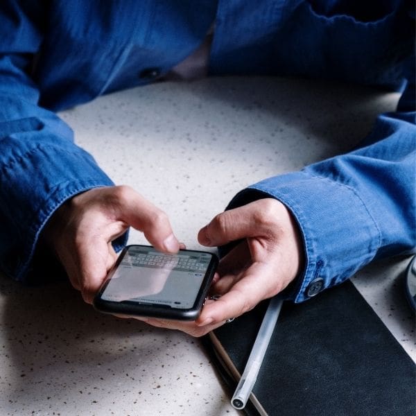 Manos teléfono WhatsApp 