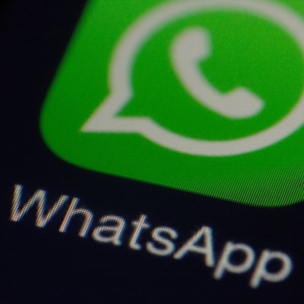 WhatsApp logo fondo negro