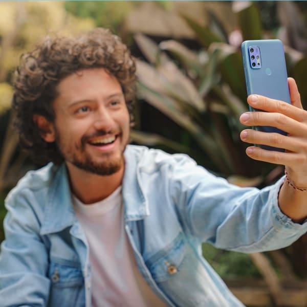 Hombre probando el nuevo moto g20, disponible en Telcel- Blog Hola Telcel 