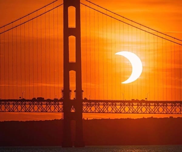 Eclipse de Sol anillo de fuego visto desde Mighty Mackinac en Michigan. (Trevor Mahlmann)- Blog Hola Telcel