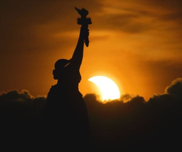 Eclipse solar anular cuando el sol salió detrás de la Estatua de la Libertad en la ciudad de Nueva York (Gary Hershorn)- Blog Hola Telcel 