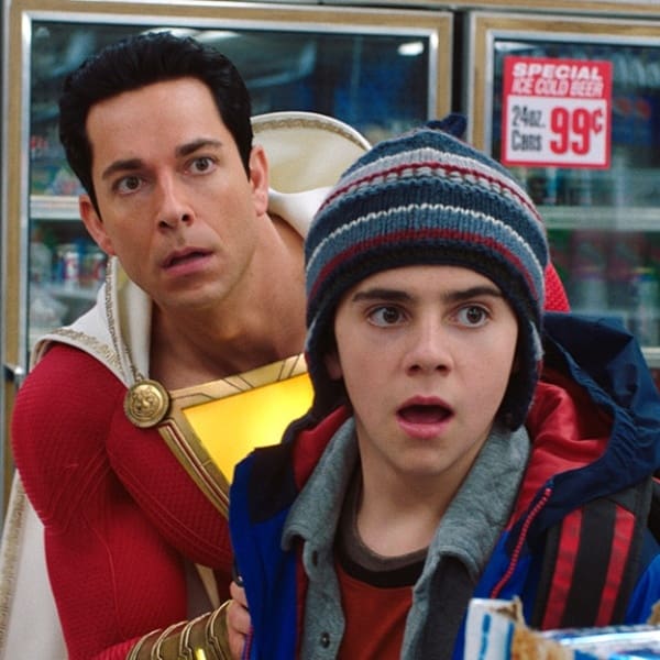Shazam y Freddy, escena de probando poderes en la tienda- Blog HolaTelcel 