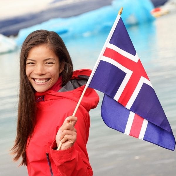 Mujer de Islandia feliz por la nueva jornada laboral de cuatro días a la semana.- Blog Hola Telcel 