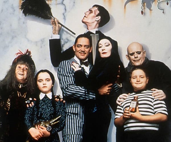 Los Locos Addams llegarán a Netflix, con una serie de nombre Wednesday, con la participación de Catherine Zeta-Jones y Luis Guzmán.- Blog Hola Telcel 