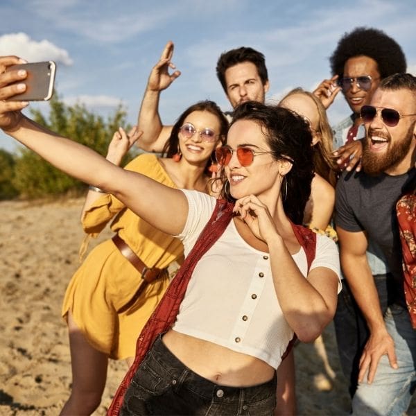 Selfies en familia o con amigos utilizando el Asistente de Google.- Blog Hola Telcel 