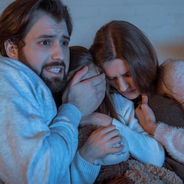 Familia asustada disfrutando las mejores películas de terror.- Blog Hola Telcel 