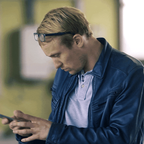 Hombre con su teléfono probando las nuevas funciones de Telegram.- Blog Hola Telcel