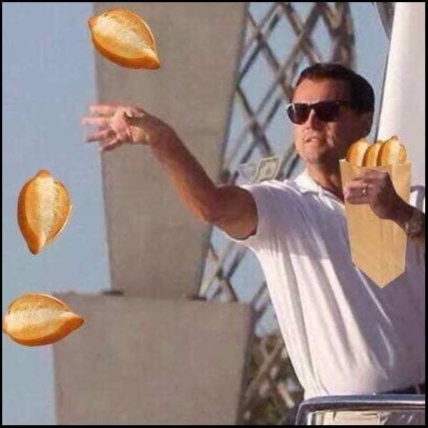 Meme de Leonardo Dicaprio lanzando bolillos para el susto.- Blog Hola Telcel 
