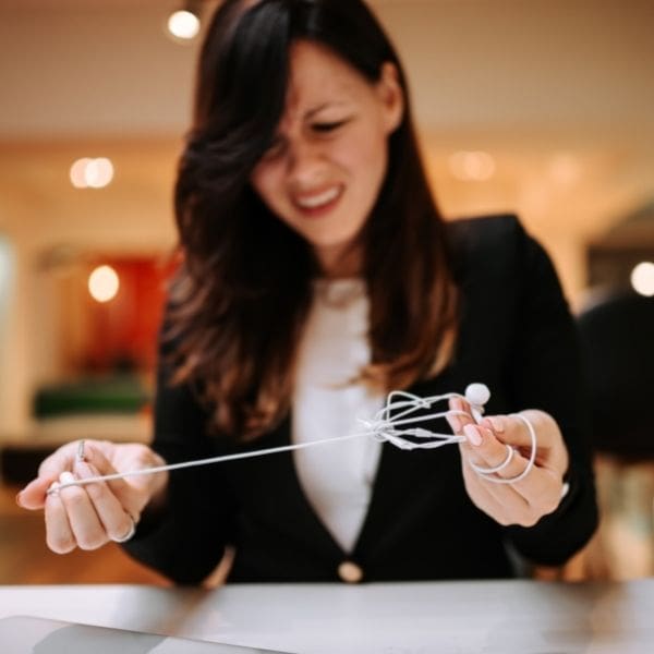 Todos siempre se han preguntado por qué los audífonos se enredan aunque los guardes bien.- Blog Hola Telcel