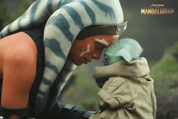 Ahsoka Tano, interpretada por Rosario Dawson, junto a Baby Yoda en The Mandalorian.- Blog Hola Telcel 