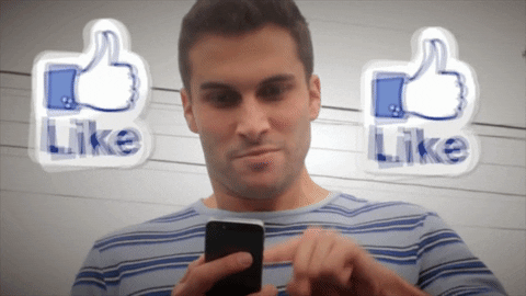 Hombre compartiendo su video resumen 2021 de Facebook, recibiendo muchos likes.- Blog Hola Telcel