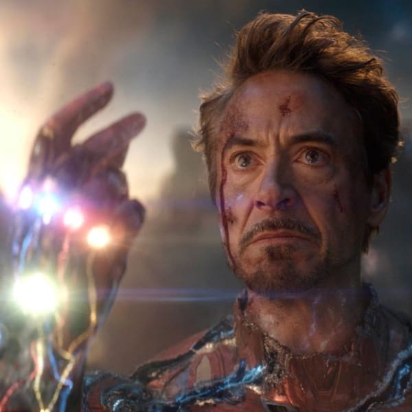 Iron Man escena del chasquido y muerte en Avengers: Endgame, parte importante del orden cronológico de las películas de Marvel.- Blog Hola Telcel 