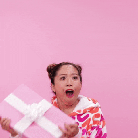 Mujer emocionada por recibir de regalo un teléfono increíble de Telcel.- Blog Hola Telcel 