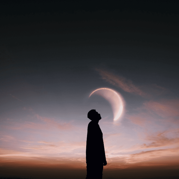 Hombre mirando a la Luna- Blog Hola telcel