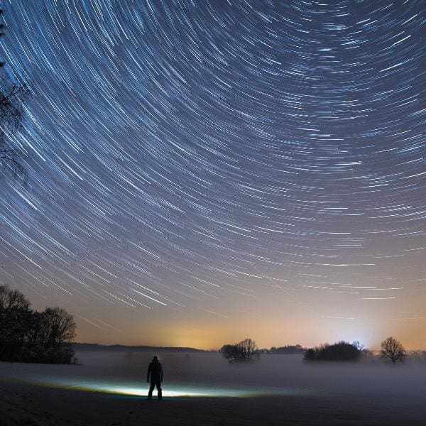 Hombre observando la primera lluvia de estrellas 2022.-Blog Hola Telcel