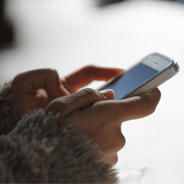 chica recibiendo notificación con foto en WhatsApp- Blog Hola Telcel