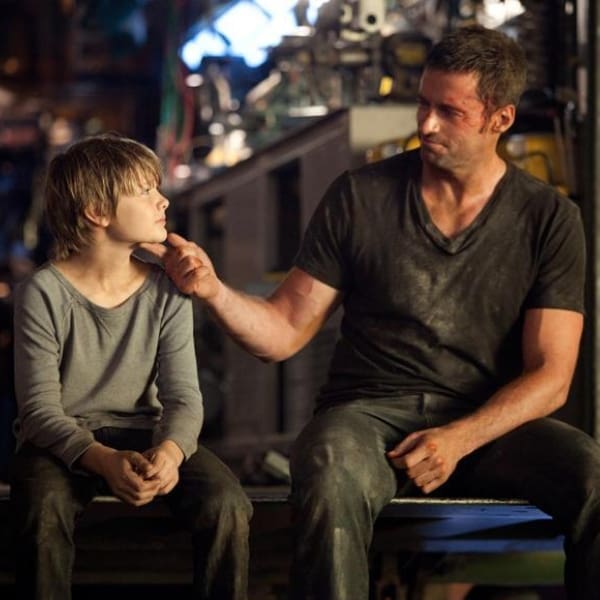 Hugh Jackman como Charlie Kenton y su hijo Max en Gigantes de acero que se convertirá en una serie de Disney+.- Blog Hola Telcel 