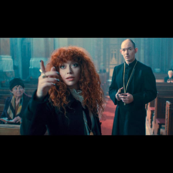 Natasha Lyonne en la serie Muñeca rusa temporada 2 en los estrenos de Netflix abril 2022 - Blog Hola Telcel