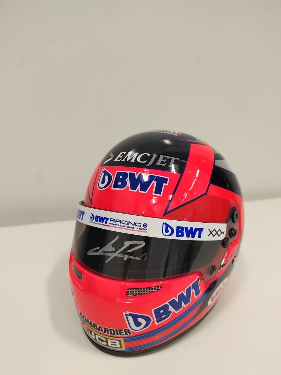 Gana un casco miniatura con firma del piloto Sergio Pérez - Blog Hola Telcel