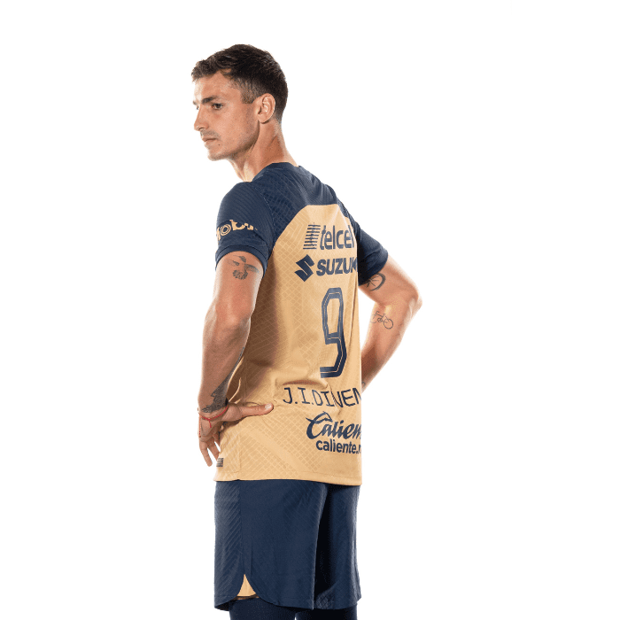 Dinenno jugador de los Pumas en su equipo patrocinado por Telcel.- Blog Hola Telcel