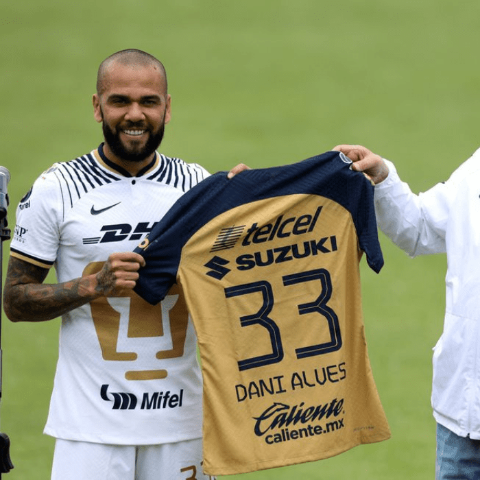 Dani Alves con la playera de los Pumas mostrando a Telcel patrocinador oficial de su nuevo equipo.- Blog Hola Telcel