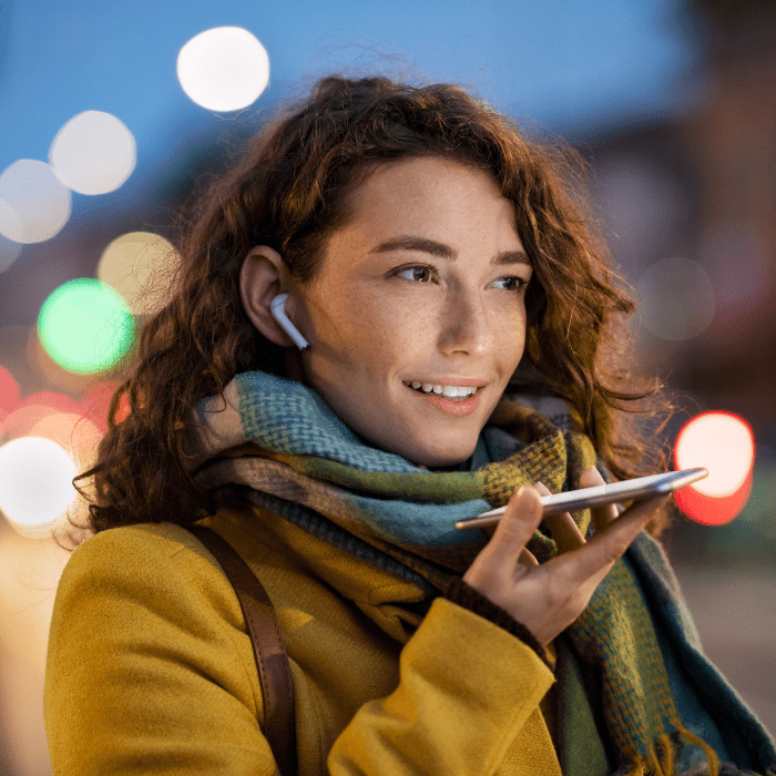 Una mujer está feliz de poder poner estados de WhatsApp en forma de audio.- Blog Hola Telcel