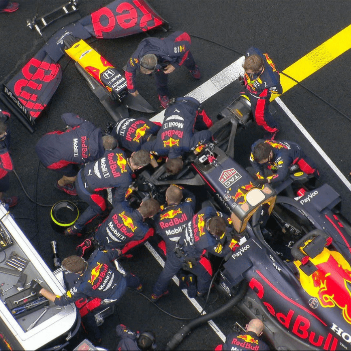 Los mecánicos de Checo Pérez haciendo su trabajo lo más rápido posible para que regrese a la carrera en Gran Bretaña.- Blog Hola Telcel