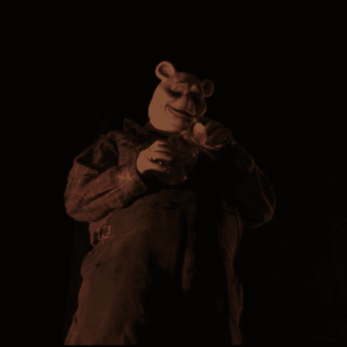 Winnie the Pooh comiendo miel mientras espera el estreno de su película de terror y humor, producida gracias a que los derechos de autor de Winnie Pooh expiraron - Blog Hola Telcel