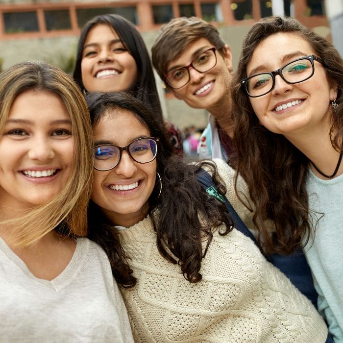 El primer día de clases es una gran oportunidad para hacer nuevos amigos, en especial si eres del tipo tímido. - Blog Hola Telcel