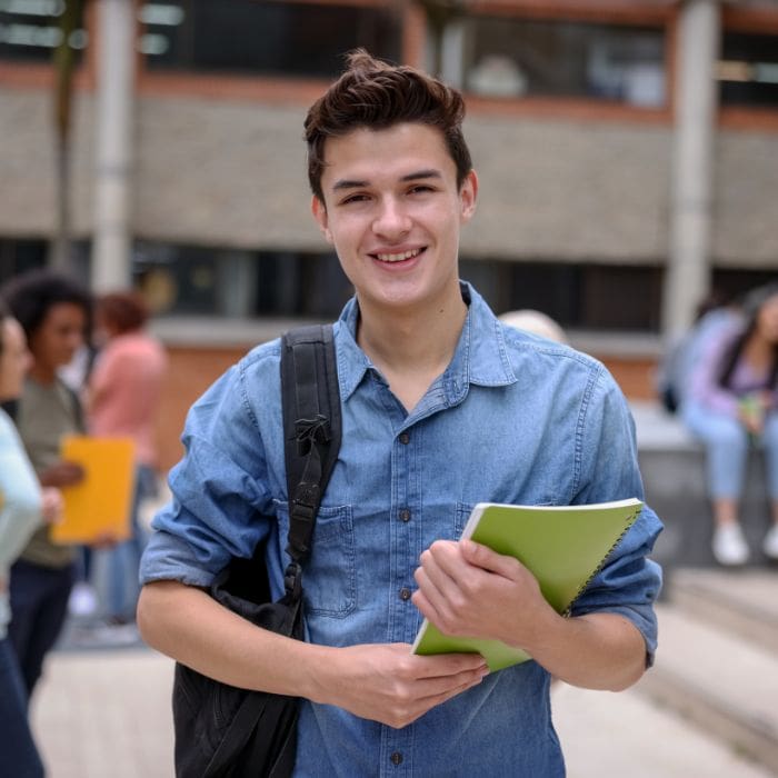 En el primer día de clases de la universidad nunca faltan cierto tipo de estudiantes: el que llega tarde, el fashionista, el tímido, entre otros. - Blog Hola Telcel