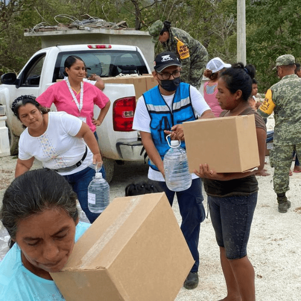 Habitantes de Múzquiz, Coahuila reciben agua potable y despensa por parte de Fundación Carlos Slim, TELMEX y Telcel - Blog Hola Telcel