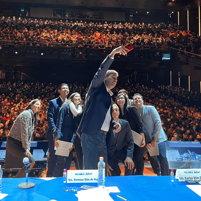 Arturo Elias Ayub estuvo presente en la bienvenida de los nuevos becarios de Fundación TELMEX Telcel.- Blog Hola Telcel