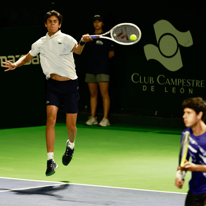 Rodrigo Pacheco compitiendo en dobles contra una de las mejores parejas del torneo.- Blog Hola Telcel