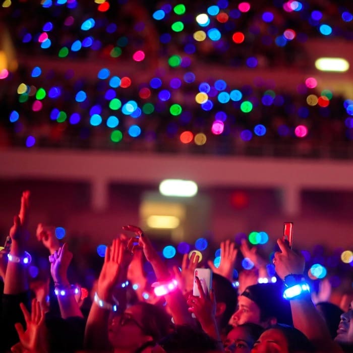 Conoce las pulseras luminosas que muchos artistas están dando en sus conciertos.-Blog Hola Telcel