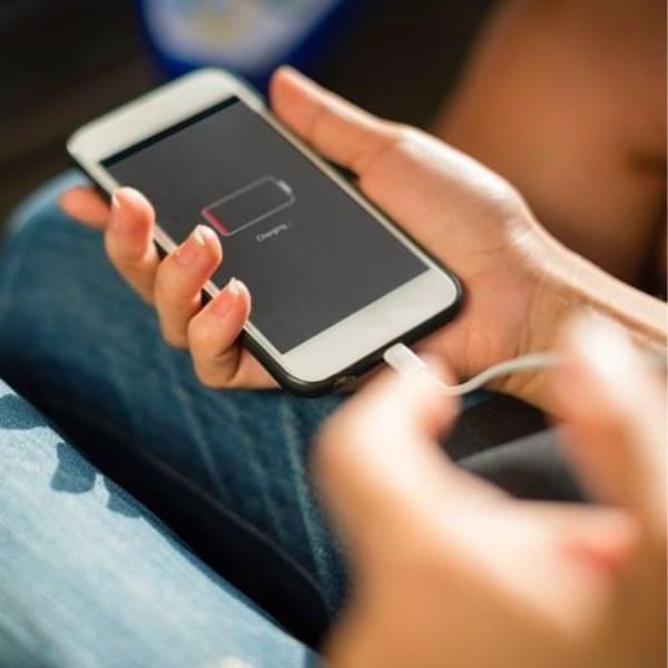 Por esto no es bueno que cargues la batería de tu celular en lugares públicos.-Blog Hola Telcel