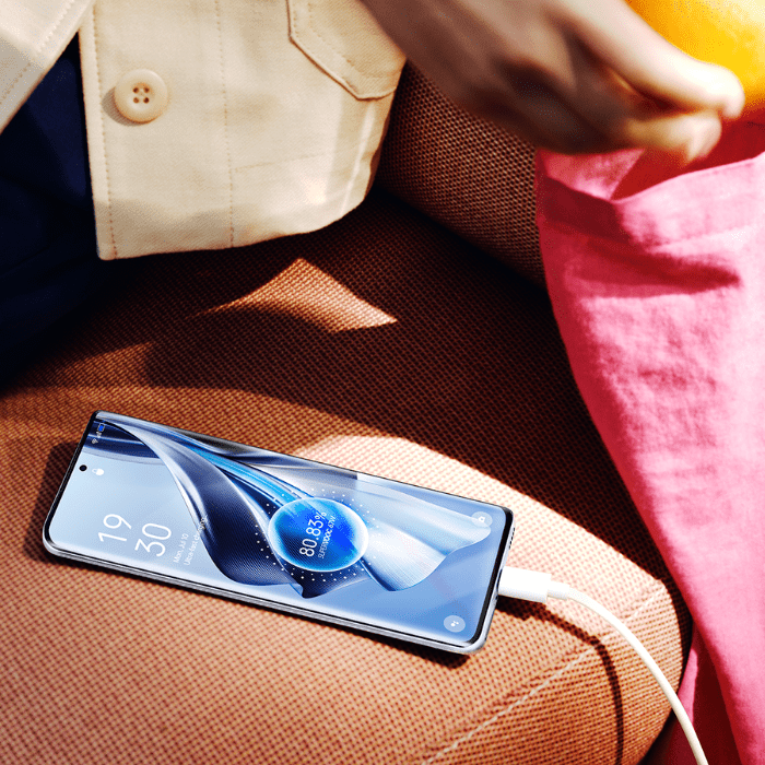 Persona cargando el OPPO Reno10 5G en minutos gracias a que tiene carga rápida.- Blog Hola Telcel