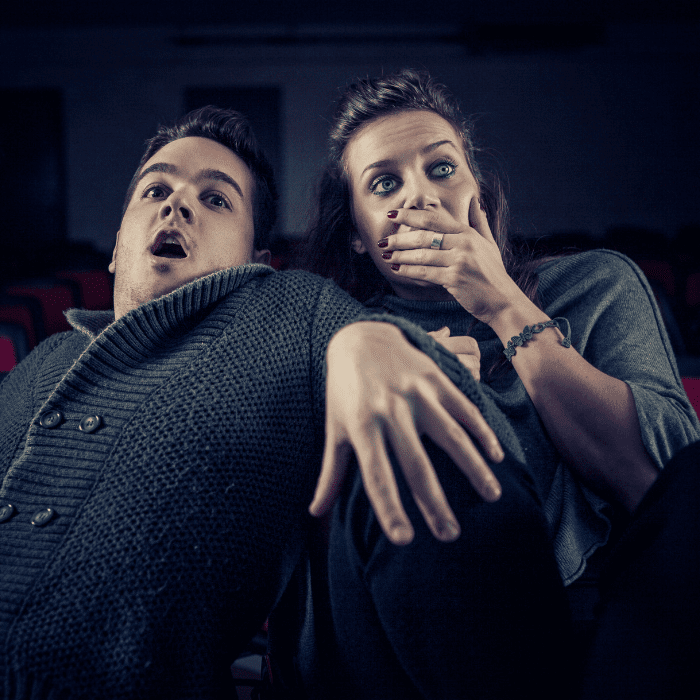 dos personas aterradas por la escena de Saw X que hizo que llamaran a la policía.- Blog Hola Telcel