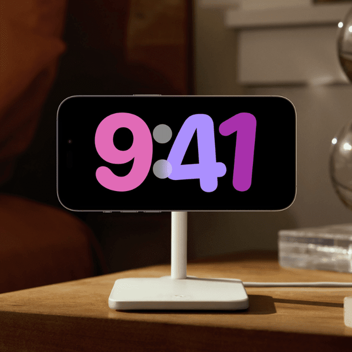 un iPhone en modo reposo encima de una mesa.- Blog Hola Telcel