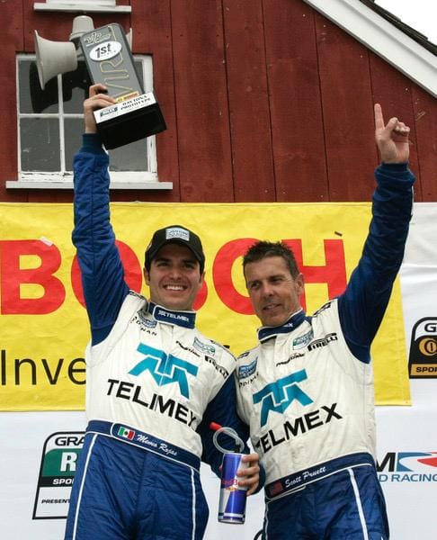 Memo rojas en lo más alto del podio junto a su compañero de la escudería Telmex/Telcel.- Blog Hola Telcel