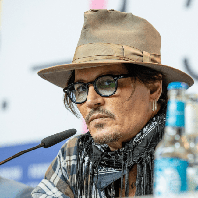 Johnny Depp sentado mientras espera la nueva película de Piratas del Caribe donde participará.- Blog Hola Telcel