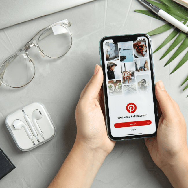Persona entrando a Pinterest para hacer viral su lista de contenido.- Blog Hola Telcel