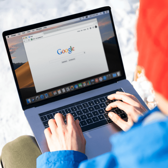 Usuario de Google Chrome utilizando las nuevas herramientas para optimizar su navegación.- Blog Hola Telcel.