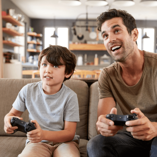 'Gamer', jugando el nuevo juego de 'Mario vs. Donkey Kong' en su Nintendo Switch.- Blog Hola Telcel.