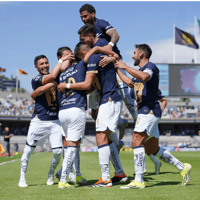 jugadores de Pumas celebrando uno de sus goles en casa.- Blog Hola Telcel