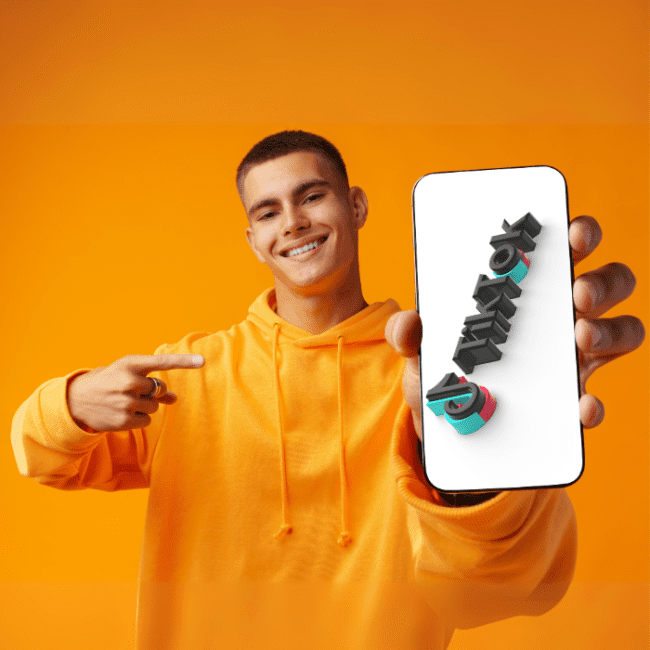 Chico mostrando la nueva función de TikTok 'Creative Assistant'.- Blog Hola Telcel.