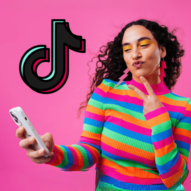Influencer celebrando sus premios en los TikToks Awards de este año.- Blog Hola Telcel