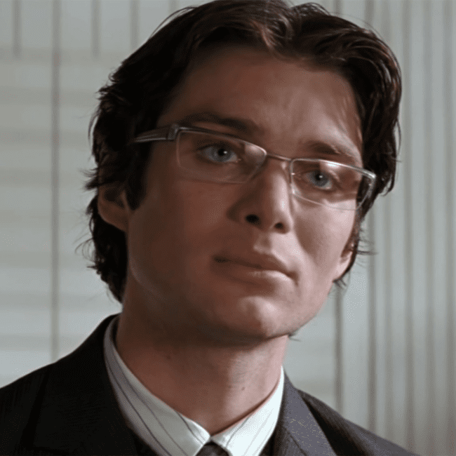 Cillian Murphy en traje y lentes, en su papel de villano en 'Batman Begins'. Esperando a que lo llamen para hacer la secuela de Exterminio.- Blog Hola Telcel